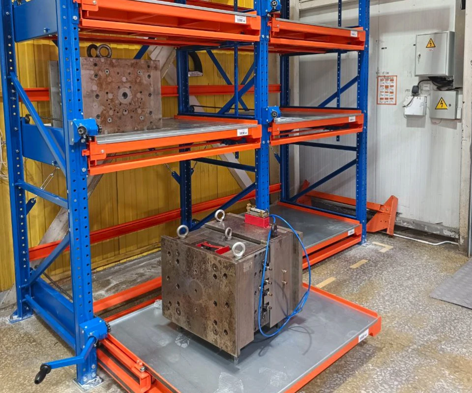 Стеллажи с выдвижными платформами для хранения литьевых форм