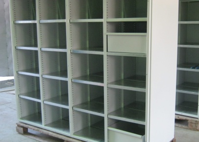 Стеллажи с ячейками для товаров на предприятии