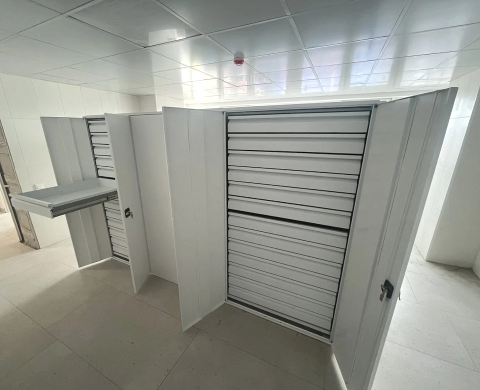 металлические стеллажи для лекарственных препаратов и медицинских принадлежностей