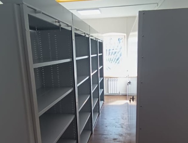 металлические стеллажи с дверями жалюзи