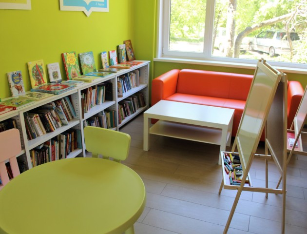 Низкие стеллажи в библиотеку