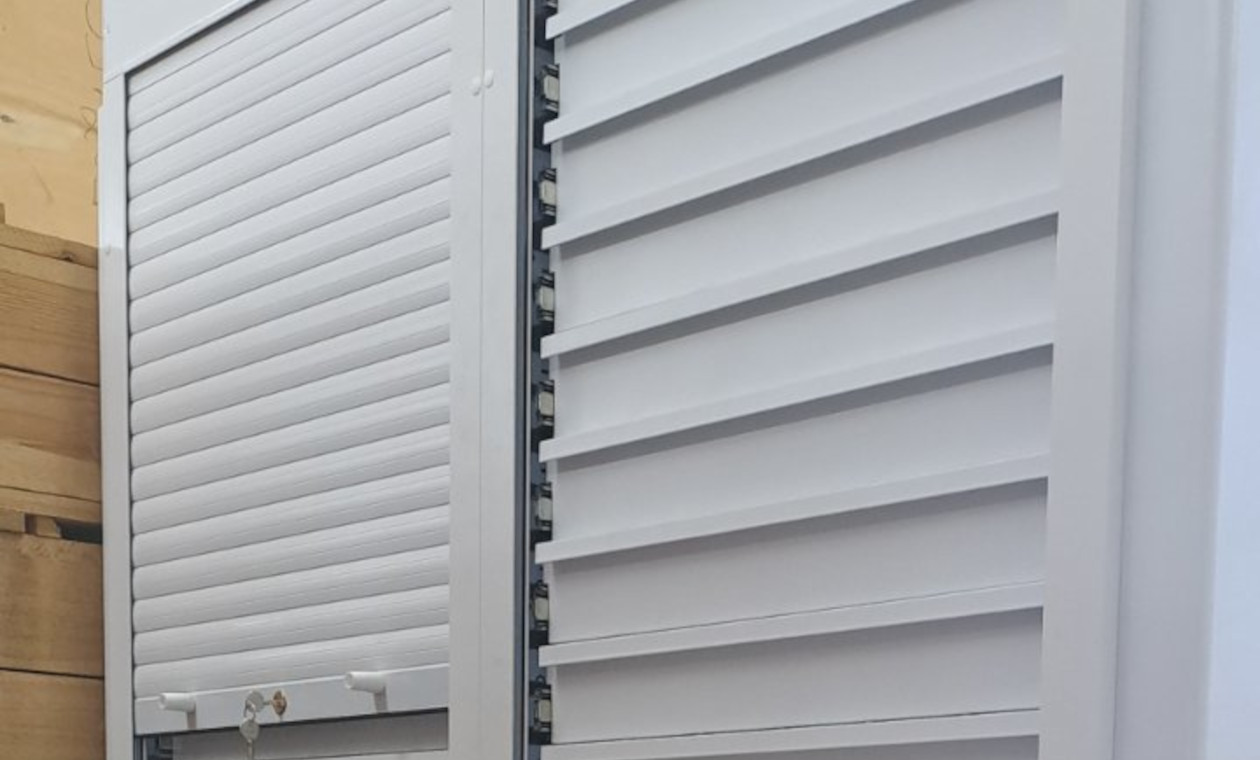 Стеллаж с дверями жалюзи