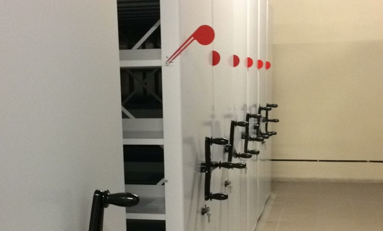 Флажки на мобильных стеллажах